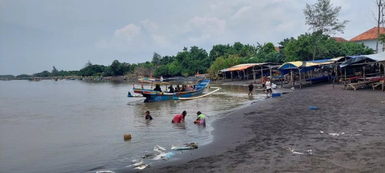 Sejumlah Warung di Pantai Cemara Puger Kembali Dibuka Setelah Diterjang Ombak