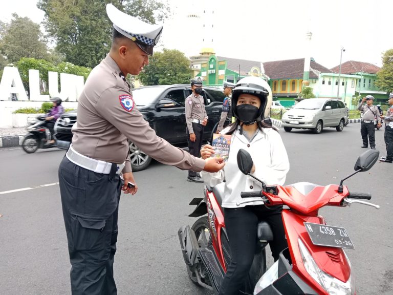 Satlantas Polres Lumajang Gencarkan Sosialisasi Tertib Lalu Lintas dalam Operasi Keselamatan Semeru 2025