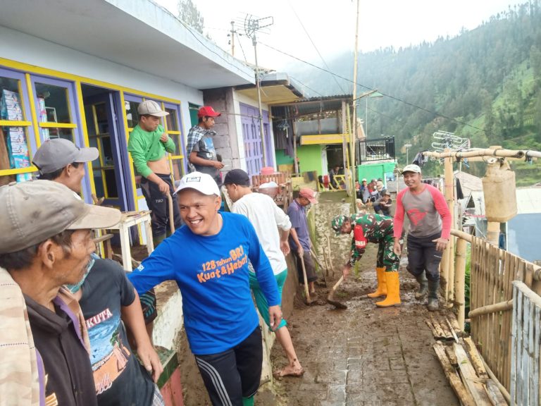 Babinsa Bantu Pembersihan Rumah Pasca Longsor