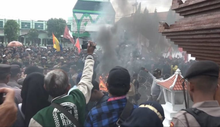 Gugatan Bertajuk”Indonesia Gelap” Gelar Aksi di Depan DPRD Jatim