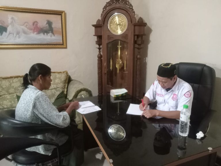 Seseorang Ibu minta bantuan karena ijazah anaknya tertahan di sekolah