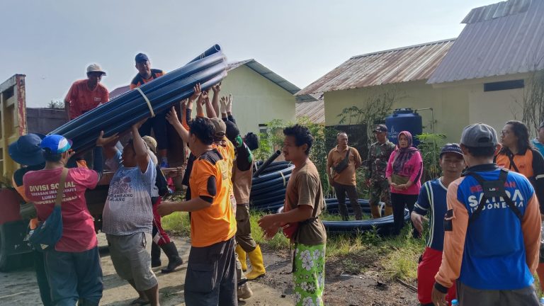 Pasang Pipanisasi Warga Huntap Desa Sumbermujur Guyub Rukun Bersatu