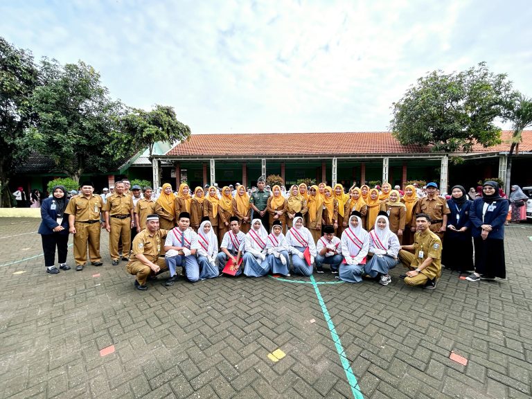 Tanamkan Cinta Tanah Air, Babinsa Koramil 0819/18 Pandaan Pimpin Upacara dan Berikan Wasbang di SLB Negeri Pandaan