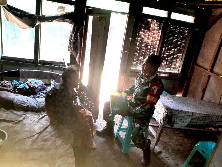Warga Tak Mampu Menitikkan Air Mata Saat Babinsa Berikan Bantuan