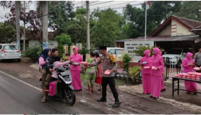 Polsek Tapen Bagi-bagi takjil dan Santuni Anak Yatim di Bulan Ramadhan