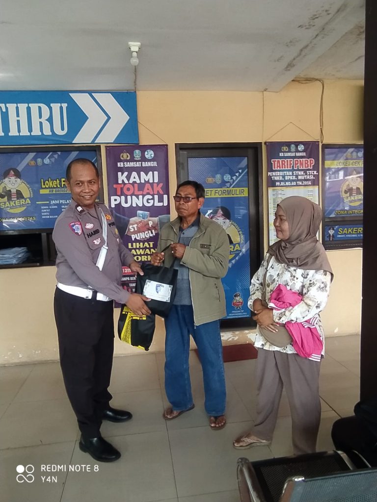 INDAHNYA BERBAGI DI BULAN RAMADHAN SATLANTAS POLRES PASURUAN BERIKAN SEMBAKO KEPADA MASYARAKAT.