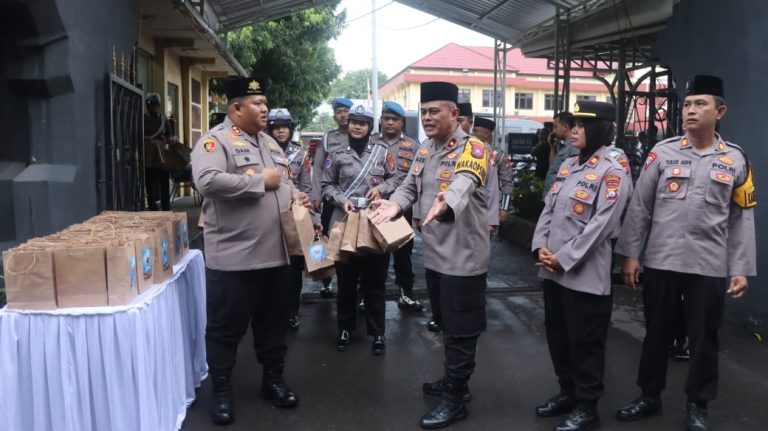 Polres Pasuruan Bagikan 100 Paket Takjil kepada Pengendara