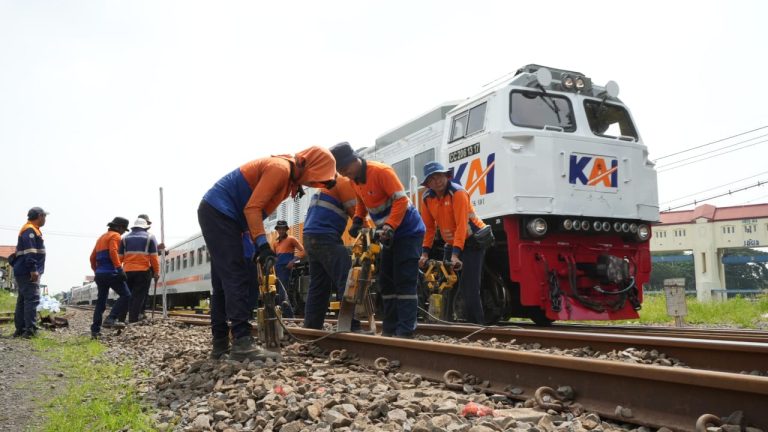 Pastikan Keselamatan Angkutan Lebaran, KAI Daop 8 Surabaya Intensifkan Perawatan Jalur KA