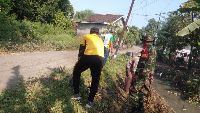 Jumat Bersih, Babinsa Koramil 04/Kejayan Bersama Warga Kerja Bakti
