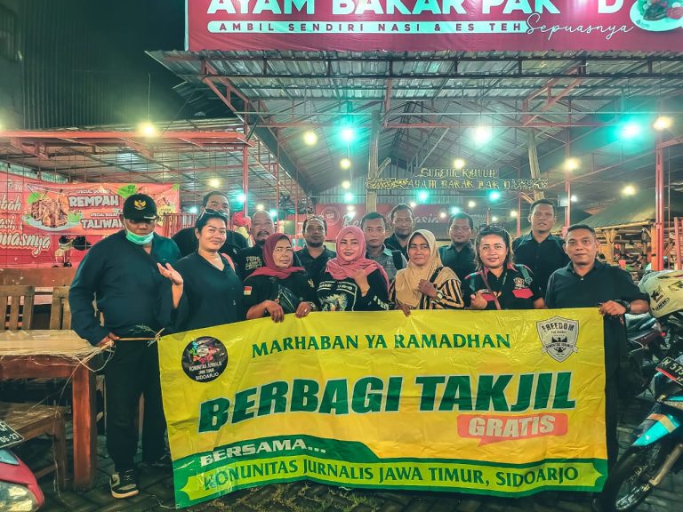 KJJT sidoarjo bersama Rekan jurnalis Berbagi takjil Di bulan Ramadhan 2025