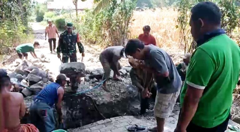 Semangat Babinsa dan Warga Desa Karangasem Bangun Saluran Irigasi