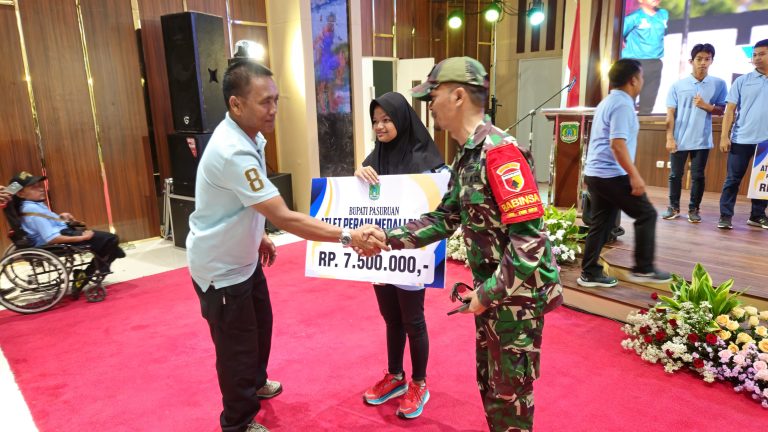 Vanesya Putri Dari Sertu Unang Terima Penghargaan Dari Bupati Pasuruan