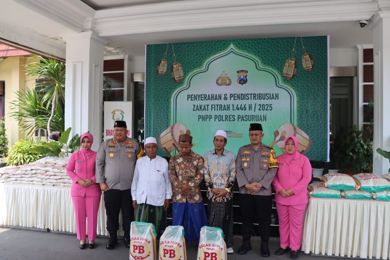 Kapolres Pasuruan Berikan Zakat Fitrah kepada Tukang Becak dan Anak Yatim