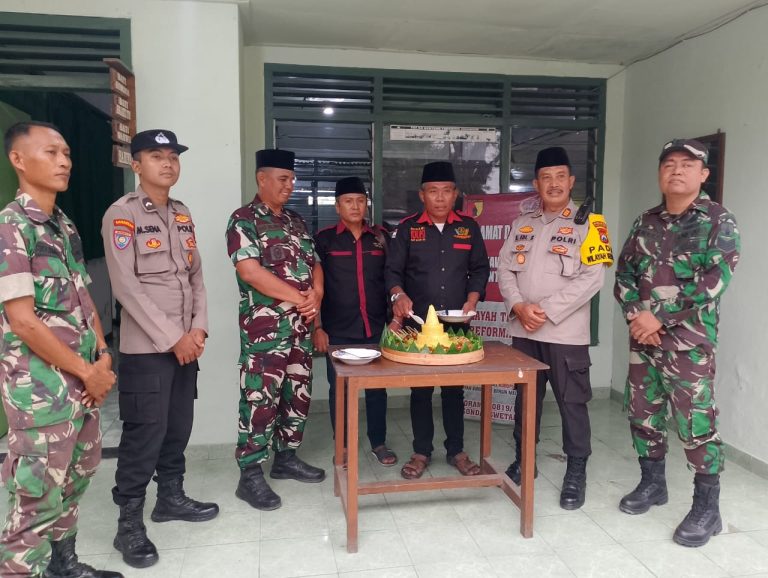 Bentuk Nyata Sinergitas TNI/Polri dan LSM Penjara Indonesia DPC Pasuruan, Ratusan Takjil Dibagikan pada Pengguna Jalan di Gondang Wetan Pasuruan
