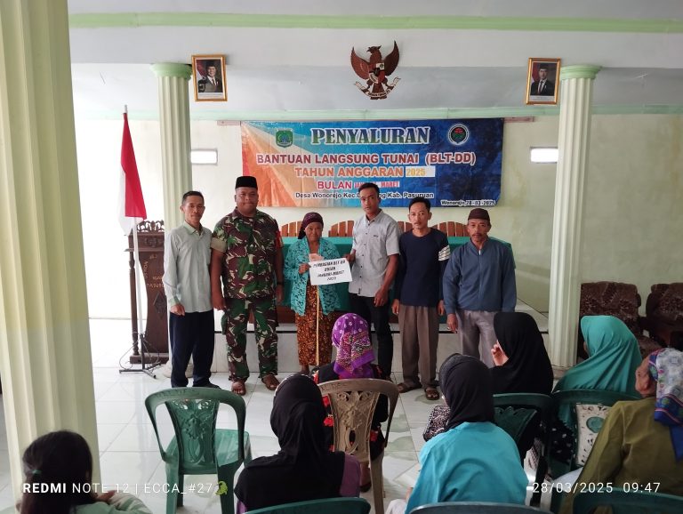 Babinsa Koramil 0819/09 Lumbang Dampingi Penyaluran BLT-DD Pada Warga