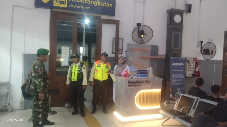 Babinsa Koramil 0819/10 Bangil Pastikan Pemudik Aman di Stasiun KAI Bangil