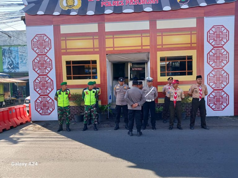 Babinsa Pasrepan Pengamanan Terpadu Ops. Ketupat Semeru 2025 di Pos Pam Purwosari