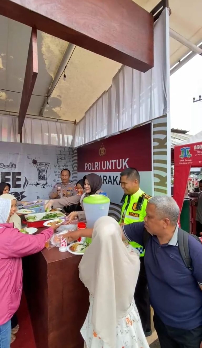 Wujud moto POLRI UNTUK MASYARAKAT, Petugas Pos Pelayanan Polres Pasuruan Bagi makan gratis untuk pemudik