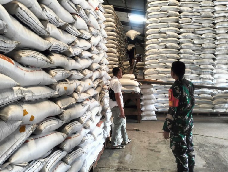 Babinsa Kejapanan Monitoring Stok Beras di Gudang Bulog Kejapanan