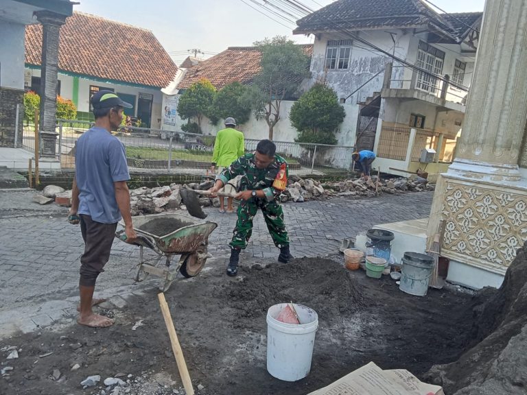 Wujudkan Lingkungan yang Nyaman, Babinsa dan Warga Bangun Saluran Drainase