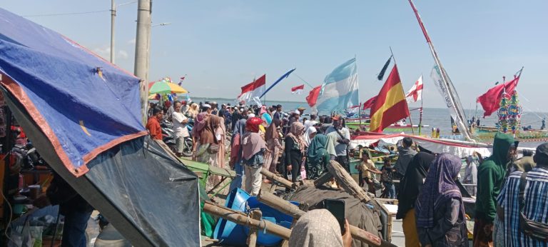 Babinsa Monitoring Kegiatan Ancak Dalam Rangka Syukuran Laut