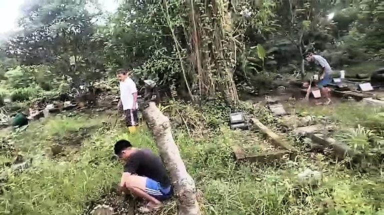 Semangat Gotong Royong Babinsa Karangrejo Bersama Warga Bersihkan TPU
