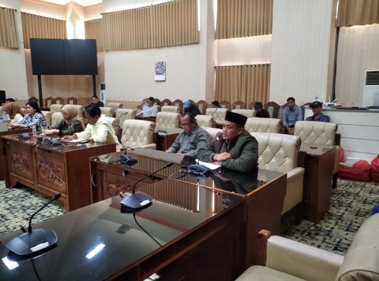 AKTIVIS YUNUS WAHYUDI HEARING DI GEDUNG DPRD BANYUWANGI TERKAIT KOPERASI DAN BANK PLECIT ILEGAL