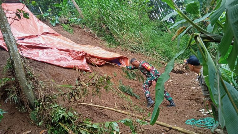 Sigap Tanggapi Longsor di Dusun Wonogriyo, Babinsa Bantu Warga dan Amankan Lokasi