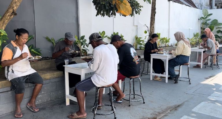 JUM’AT BERKAH DI “RINDU RUMAH” LAPAS TULUNGAGUNG PROGRAM MAKAN GRATIS UNTUK MASYARAKAT