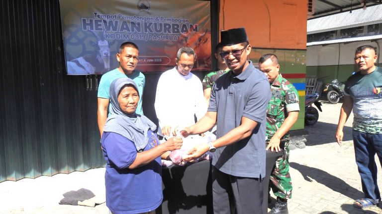 Berbagi Kebahagiaan di Hari Raya Kurban, Dandim Pasuruan Serahkan Daging kepada Warga