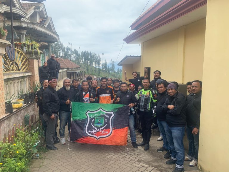 Sat Intelkam Polres Pasuruan Gelar Bakti Sosial Bareng Suporter Sakera Mania di Tosari
