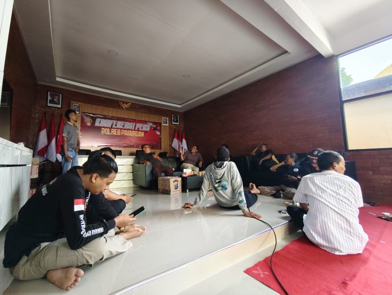 Jalin Silaturahmi, Kapolres Pasuruan Bagikan Daging Kurban kepada Insan Pers