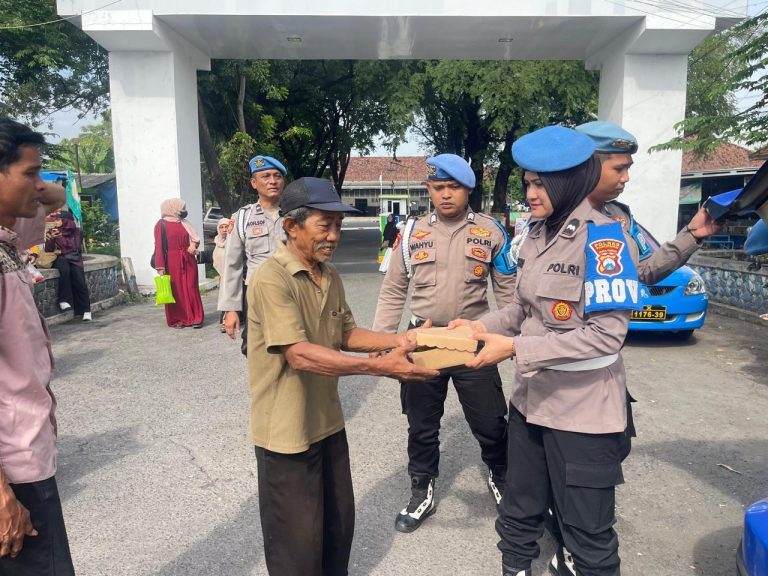 DENGAN HARAPAN SEMUA TUGAS BERJALAN DENGAN BAIK SIE PROPAM POLRES PASURUAN GELAR KEGIATAN BAGI MAKAN BERGIZI GRATIS UNTUK MASYARAKAT