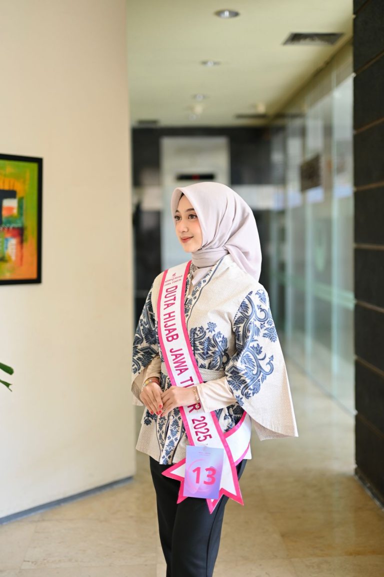 Dari Pesantren ke Panggung Inspirasi: Alawiyah Mahrus Juara 3 Miss Hijab Jatim 2025, Suarakan Kesehatan Mental Perempuan