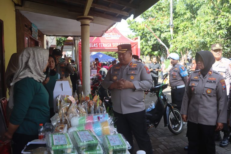 Polres Pasuruan Gelar Gerakan Pangan Murah, Sediakan 2 Ton Beras Warga Sukorejo Dan Tosari