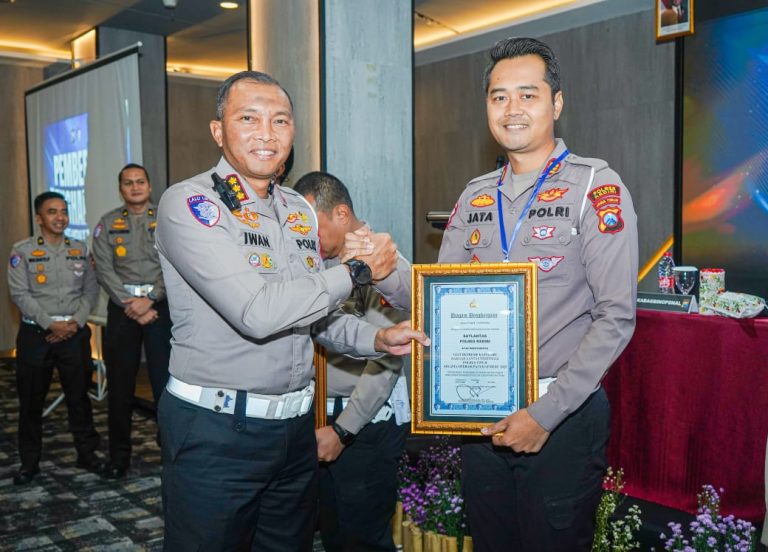 SATLANTAS POLRES KEDIRI MERAIH PENGHARGAAN POLDA JATIM DALAM RANGKA OPERASI PATUH SEMERU 2025