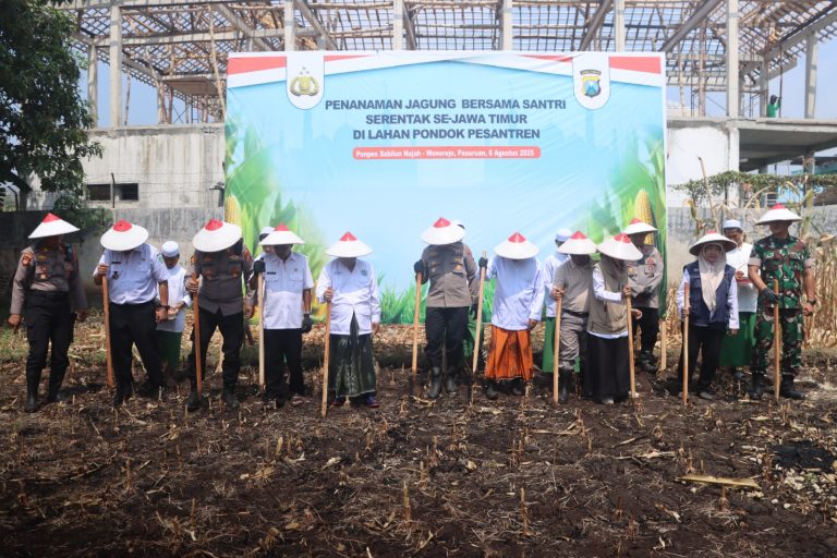 Dukung Swasembada Pangan, Polres Pasuruan Tanam Jagung Serentak Bersama Santri Ponpes Sabilunnajah
