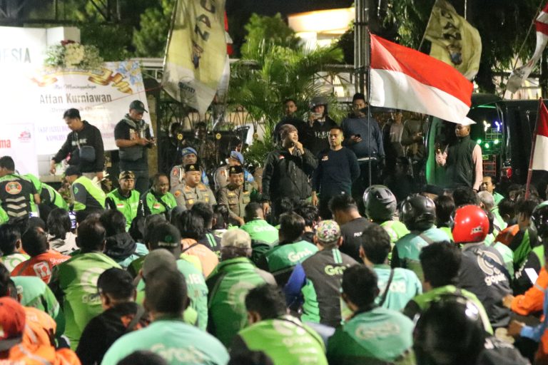 Driver Ojol Gelar Aksi Damai dan Shalat Gaib di Depan Mapolres Pasuruan