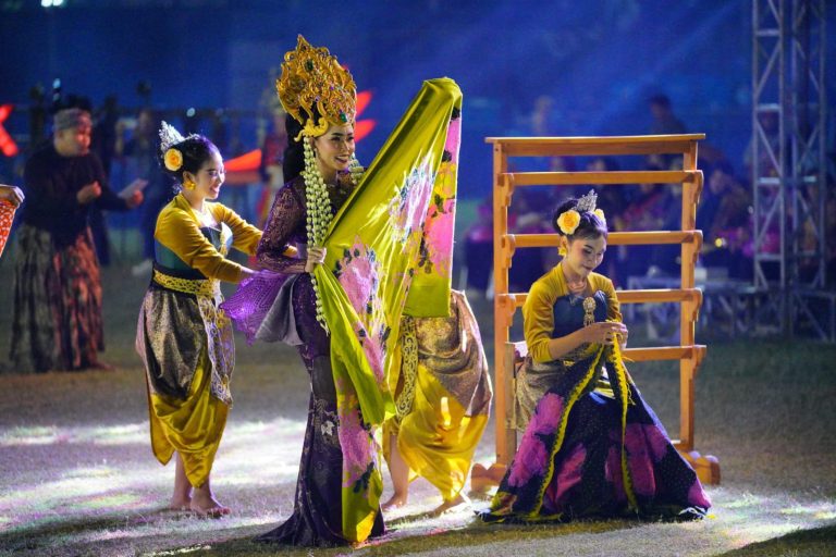 Malam Puncak Batik In Motion, Ribuan Masyarakat Saksikan Peluncuran Batik Kanekrembang