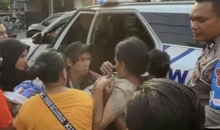 Tindakan Humanis Polantas Pengawal Gubernur Jatim Tolong Ibu Akan Melahirkan di Jalan
