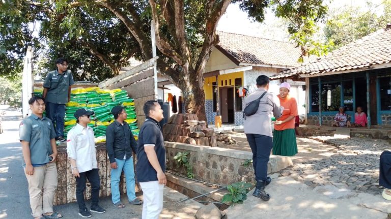 Polres Pasuruan Bersama BEM Gelar Gerakan Pangan Murah di Lumbang, Salurkan 5 Ton Beras