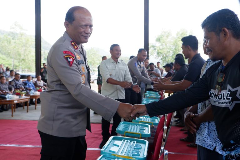 Kapolda Jatim Serahkan Bantuan Sembako untuk Nelayan Pacitan di Hari Lalu Lintas Bhayangkara ke-70