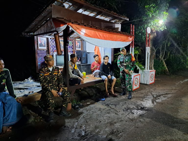 Polsek Wonorejo Gandeng TNI dan Banser, Sambangi Pos Kamling untuk Cipta Kamtibmas
