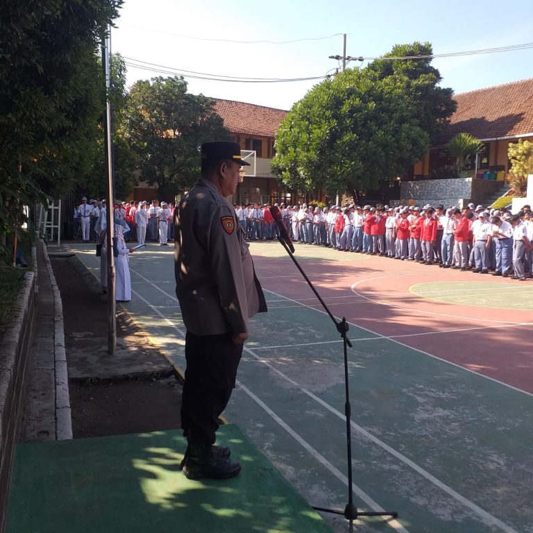 Kapolsek Prigen Jadi Komandan Upacara di SMKN 1 Prigen, Ajak Siswa Cegah Kenakalan Remaja dan Jauhi Narkoba