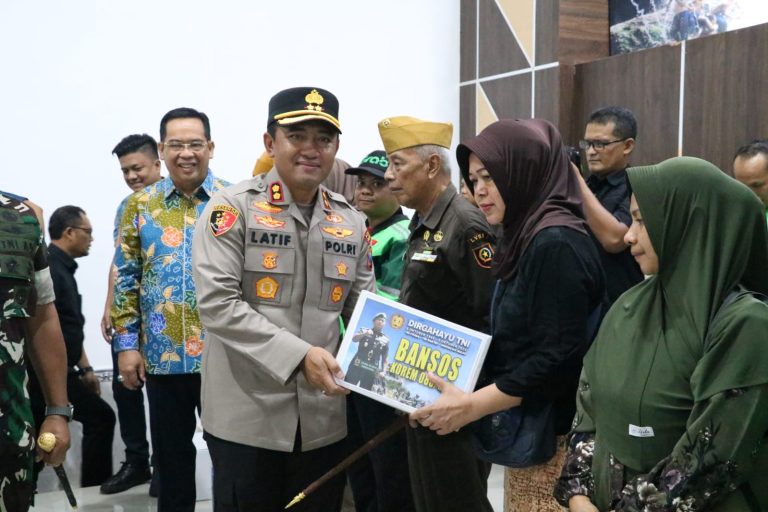 Peringati HUT ke-80 TNI, Kapolres Probolinggo Ikuti  Donor Darah di Kodim 0820 Probolinggo