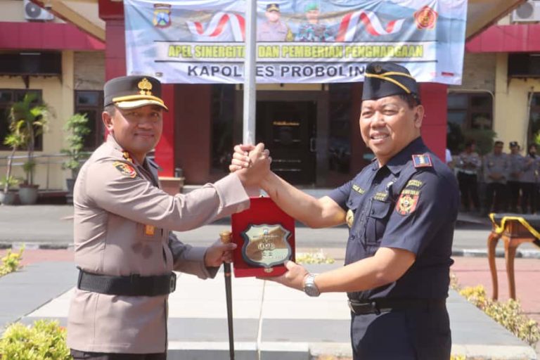 Apel Sinergitas TNI-Polri, Kapolres Probolinggo Berikan Penghargaan pada Anggota Polri, TNI, dan Masyarakat Berpestasi