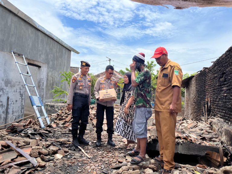 Polres Pasuruan Salurkan Bantuan untuk Korban Musibah Kebakaran di Rembang