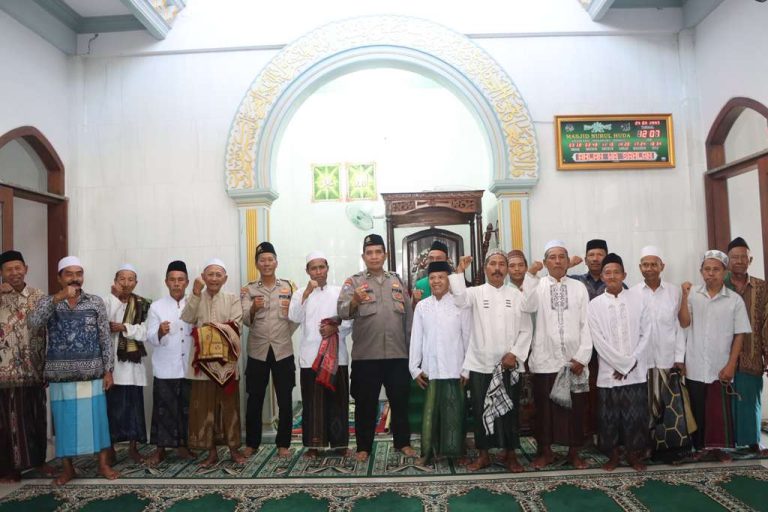 “Polres Pasuruan Gelar Safari Shalat Jum’at, Sejukkan Hati Warga dengan Pendekatan Spiritual”