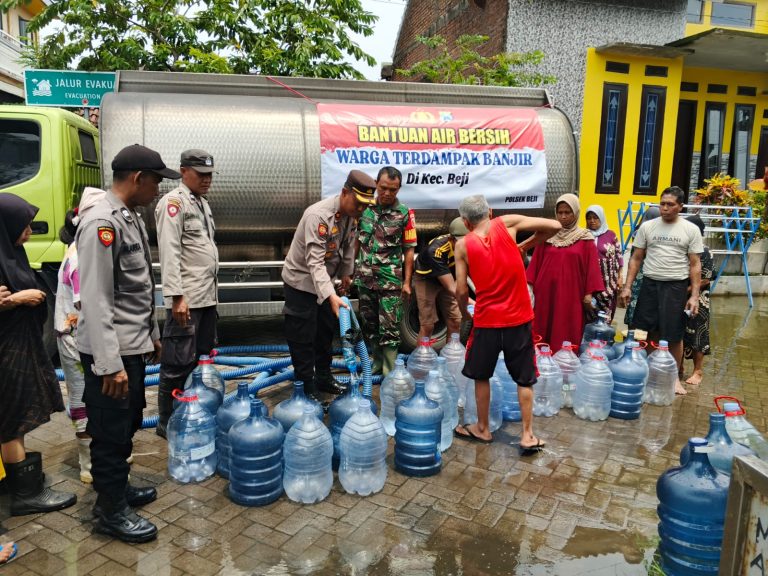 Polsek Beji Salurkan 9 Ribu Liter Air Bersih untuk Warga Terdampak Banjir di Kedungringin