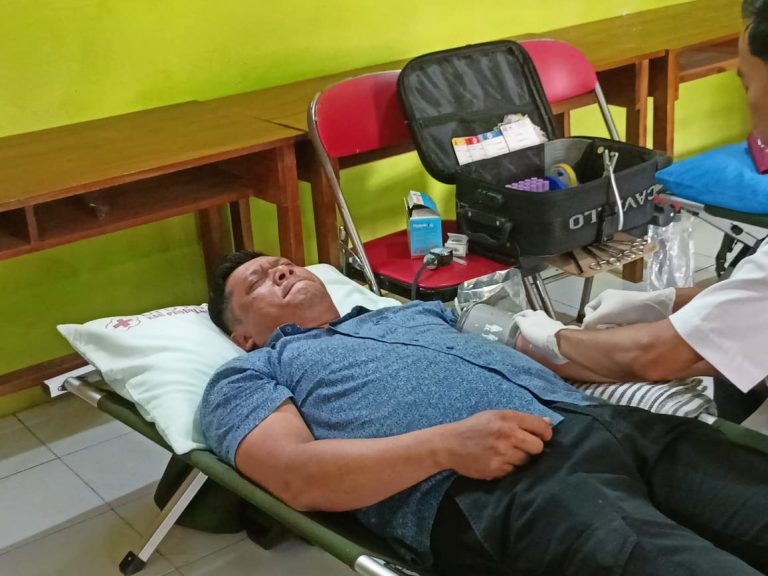 Polres Probolinggo sukarela Ikuti Donor Darah Peringati Hari Guru ke-80